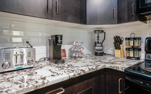 Beautiful 1bd Condo Patio Gym Parking Location