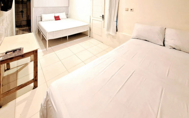 RedDoorz at Victoria Hotel Near Stasiun Blitar – Guest Rooms – Blitar
