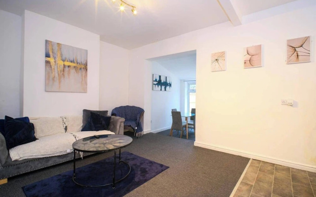 4 Bed House Sleeps 7-free Parking- Contractors