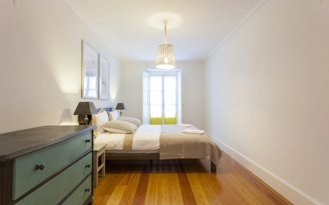 JOIVY Spacious 3BR home w/balcony in Baixa, nearby Lisbon Cathedral