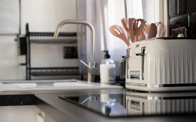 Luxurious Penthouse Studio with Private Terrace - Grand Central House