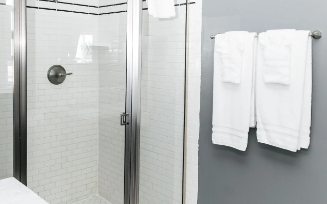 Seaside Laguna Inn & Suites