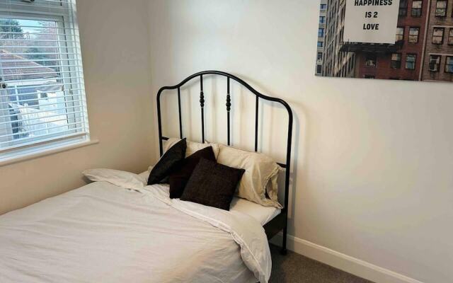 Cool 2 Bed House Hornchurch, Arcade Games, Parking