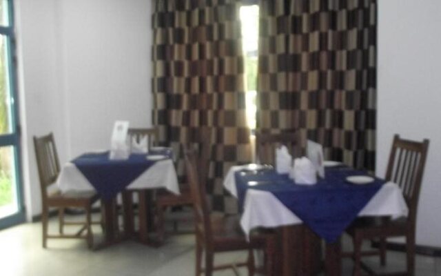 Hifadhi Hotel