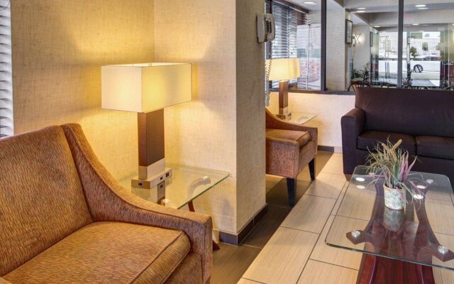 Clarion Hotel & Suites BWI Airport North