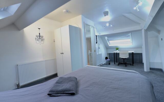 Centrally-located Apartment in Coventry With Netflix