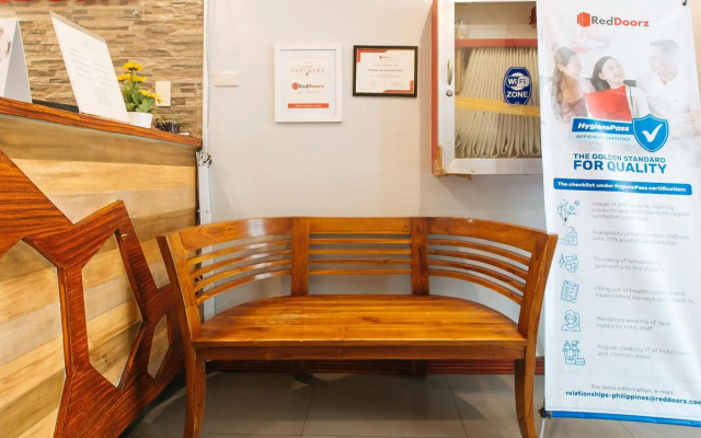 RedDoorz near Bambang Station