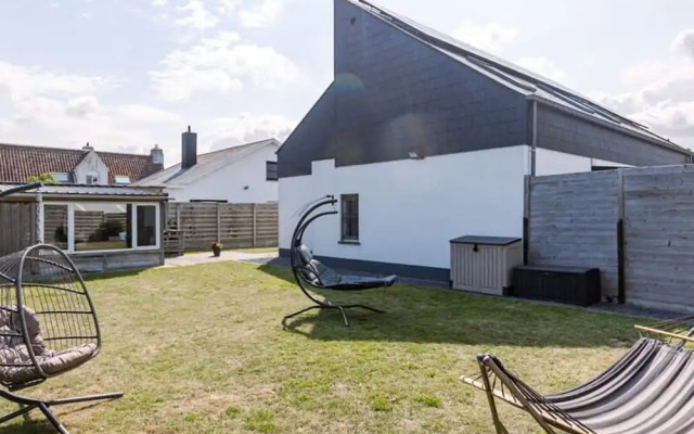 Spacious House With Garden and Parking