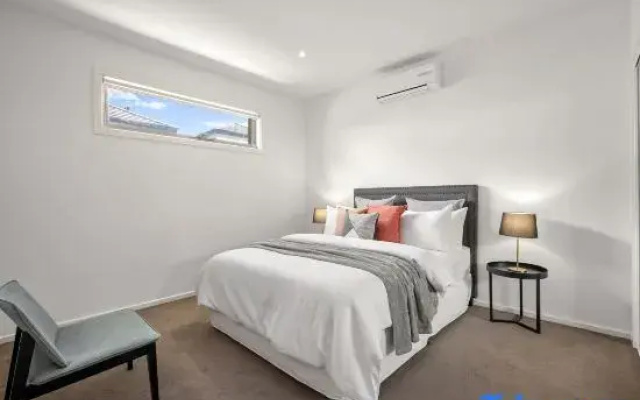 Relaxing Getaway Oasis with Patio in Charming Kew