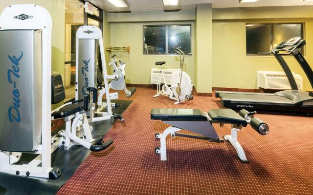 Super 8 By Wyndham Strongsville/Cleveland