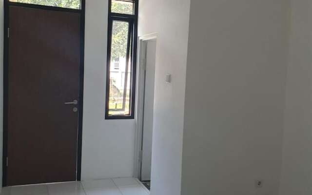 OYO Life 92780 Kost Bara