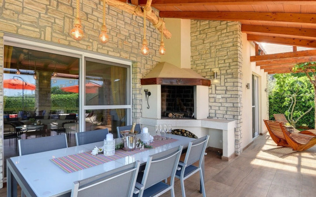 Villa in Novigrad With Pool Near Beach