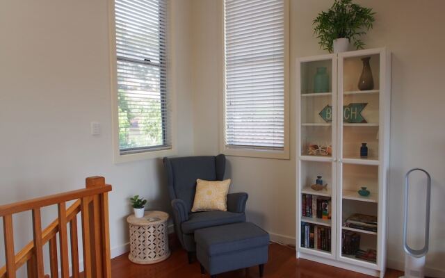 Government Road, 117a 'Pollys' View'