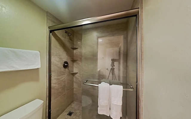 Spacious 3 Bed 3 Bath Condo with 3 Spas and Great View - Just Steps Away from Ski Adventure! by RedAwning