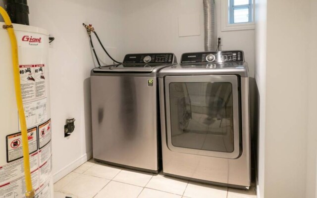 Quiet Greektown 1 Bedroom Apartment
