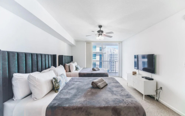 Stunning Apartment W pool & Gym- Parking