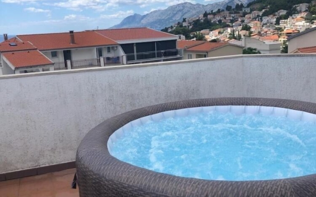 Apartment With Private Parking Or Garage