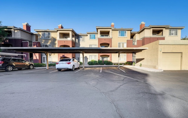 Walk to Papago Park: Condo in Phoenix