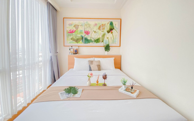 Big and Cozy 1BR with Working Room Menteng Park Apartment – Guest Rooms – Jakarta