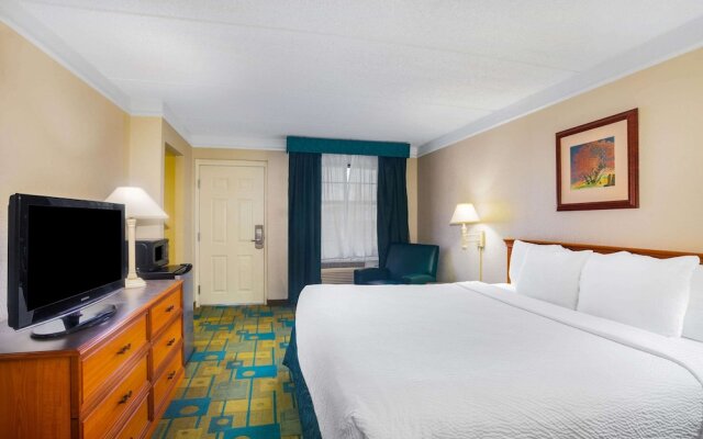 Super 8 by Wyndham Eagle Pass