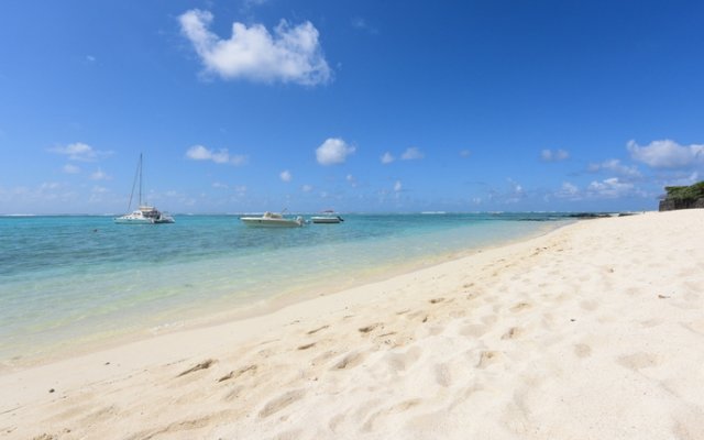 Veloutier Blanc Beachfront Villa by StayMauritius