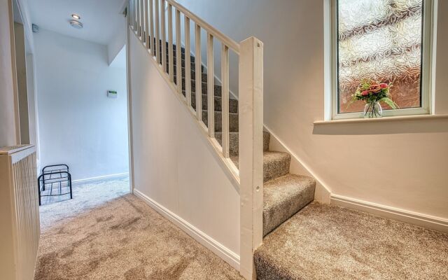 Modern 3 Bedroom 2 Bath Hse with Parking