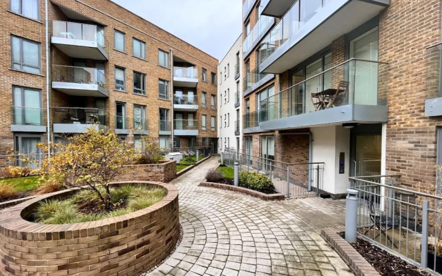 The Limehouse Cut Place - Spacious 2bdr Flat With Balcony