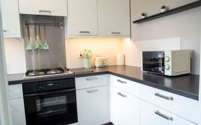 Contractorscleancharming 2-bed House in Coventry