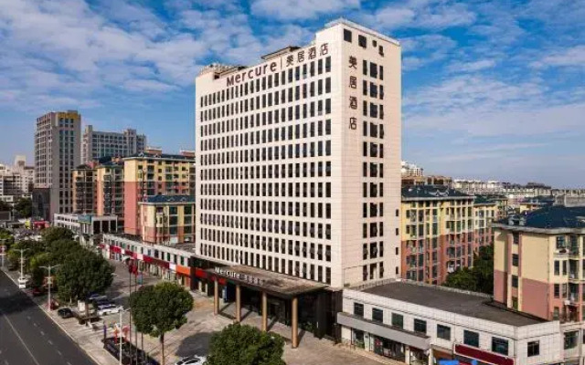 Mercure Hotel Xinyang Baopeng Square