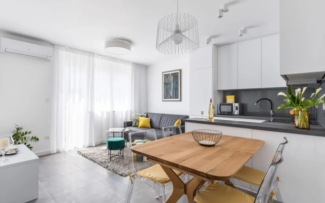 Down Town Apartment With Balconies