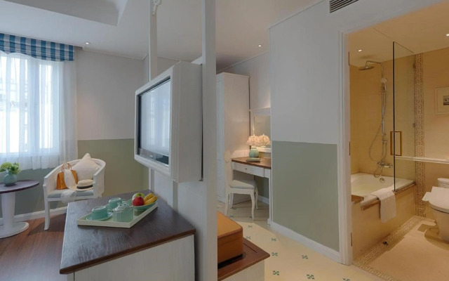 Au Lac Charner Hotel