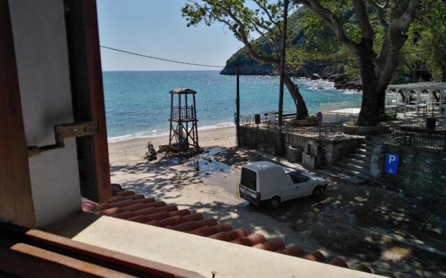 Kamari Beach guest house