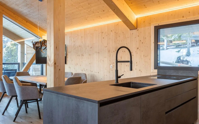 Charming Chalet With hot tub on Balcony