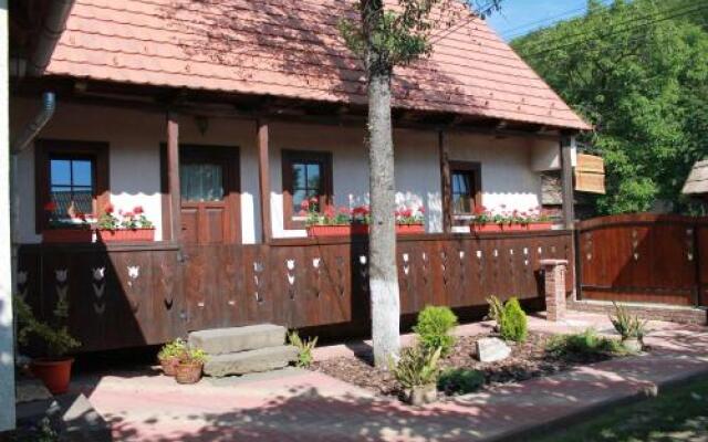 Zsuzsanna Paraszthaz