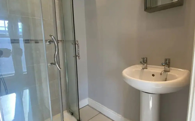 2BR Cozy Duplex in Belfast