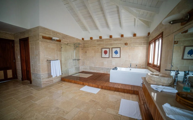 Majestic 5BR Villa w Maid Jacuzzi in Cap Cana