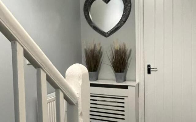 Entire spacious 4 bedroom apartment in Bournemouth