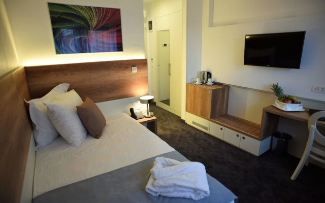 Santiny Hotel & Restaurant
