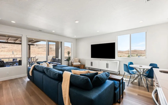 Green Acres 8 Bedroom Townhouse