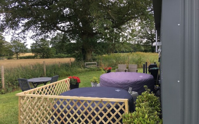 Charming Luxurious Rural Shepherds Hut