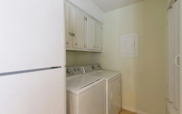 Quiet Condo ~ 10 Mi to Dtwn Pensacola