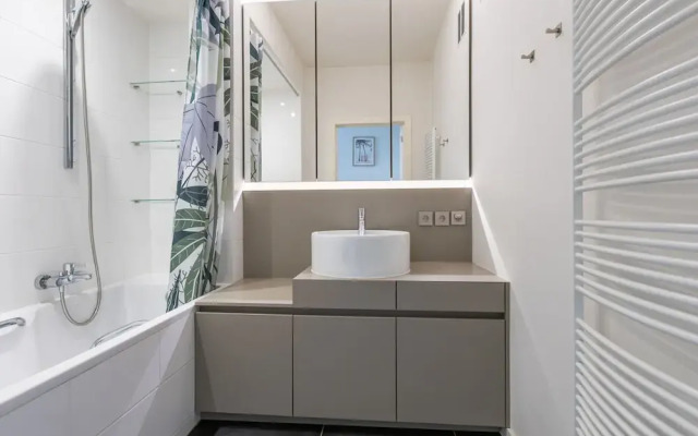 Apartment in Zeedijk With Sea View