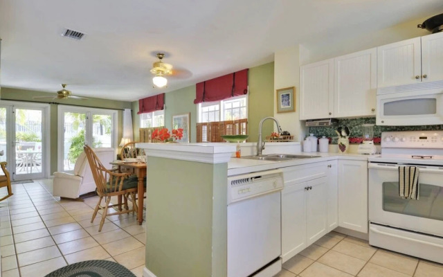 Linger Longer by Avantstay Key West Walkable Gated Community, Shared Pool Week Long Stays Only