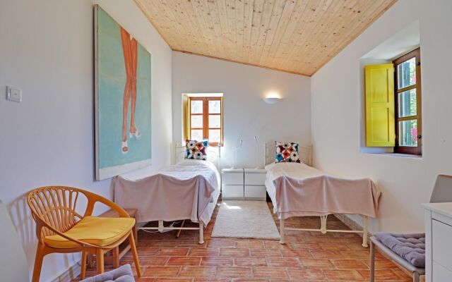 Villa Eiras Altas Grande by Portucasa