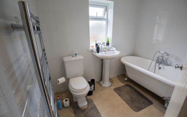 5star Serviced Homes- Free Wifi & Parking, Office
