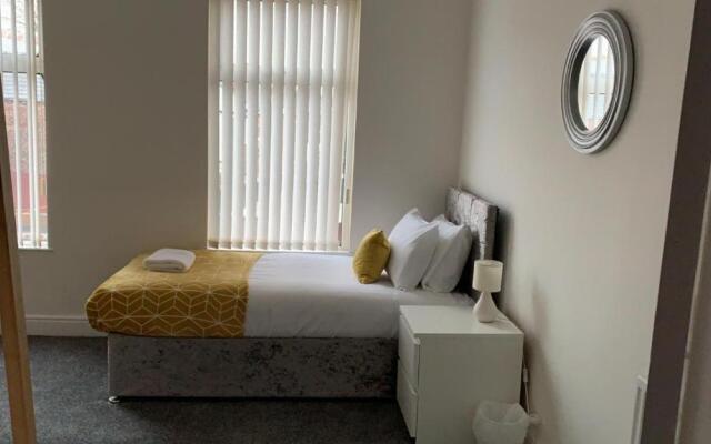 Anfield House 3 Bedroom 2 Mins from Anfield Stadium Sleeps 7