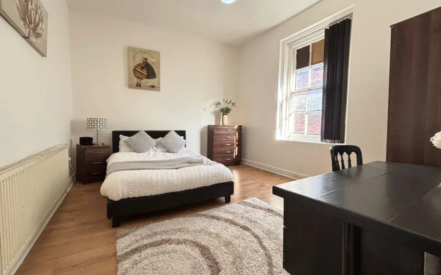 4 Beds-sleeps 8-central-office Space