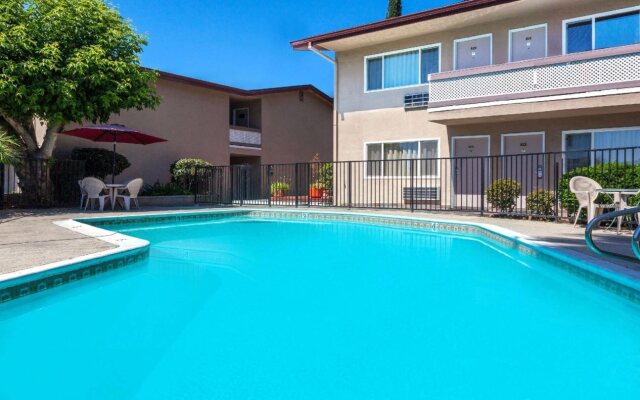 Super 8 by Wyndham Canoga Park