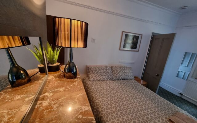 Stunning 5-bedroom House for Unforgettable Getaway