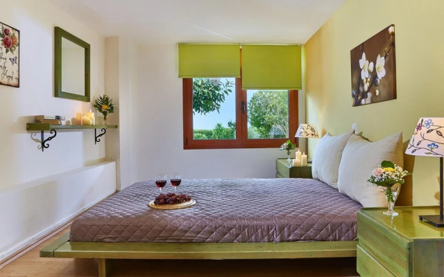 Bright Luxuriously Simple Apartment With Shared Pool